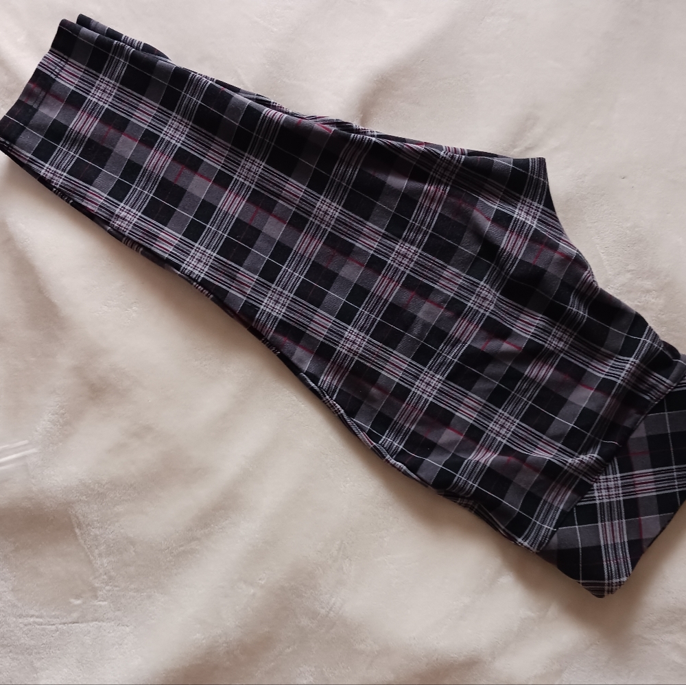 Torrid Black Red and White  Capris